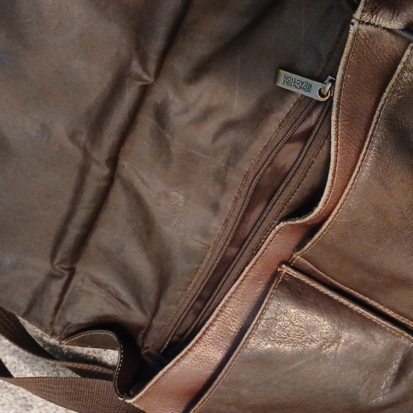 Kenneth Cole Reaction Messenger Bag - Picture 5 of 9